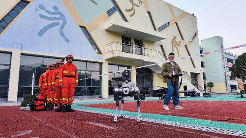 नवीनतम कंपनी समाचार के बारे में ड्रोन और रोबोट फायर सिमुलेशन अभ्यास