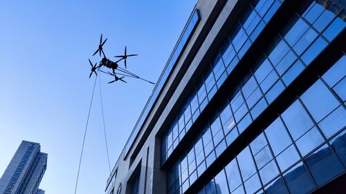 नवीनतम कंपनी समाचार के बारे में हांगकांग की 150 किलो ड्रोन पर नई नीति: MYUAV टेदरिंग तकनीक भारी-भरकम कार्यों के नीले सागर को खोलती है