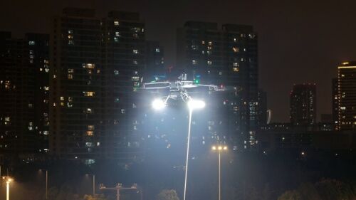 नवीनतम कंपनी समाचार के बारे में MYUAV M400S टेडर्ड लाइटिंग ड्रोन रात की फिल्म निर्माण को एक नया युग परिभाषित करता है
