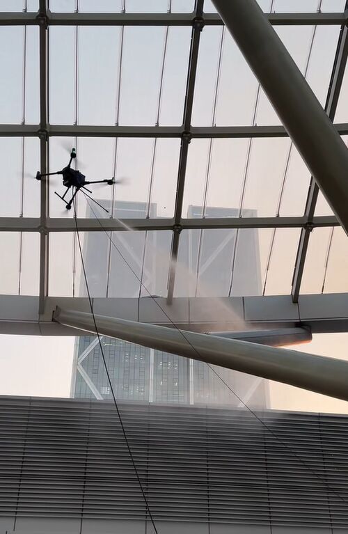 नवीनतम कंपनी समाचार के बारे में MYUAV M400X सफाई ड्रोन ने बड़े इनडोर स्पेस में सटीक सफाई ऑपरेशन सफलतापूर्वक पूरा किया
