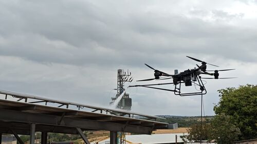 नवीनतम कंपनी समाचार के बारे में MYUAV FC30 डुअल टेथर्ड हाई-एल्टीट्यूड क्लीनिंग ड्रोन ने मध्य पूर्व में पीवी पैनल क्लीनिंग प्रोजेक्ट पूरा किया