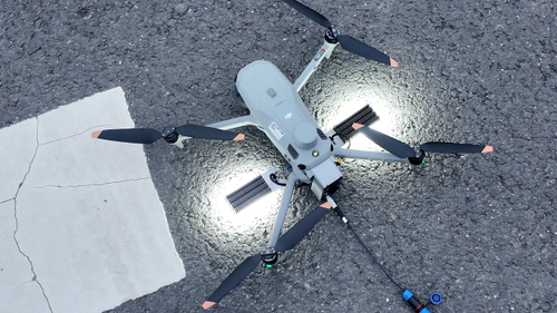 नवीनतम कंपनी समाचार के बारे में Arrive Light, Illuminate Instantly | Field Application of the DJI M4 Tethered Lighting System